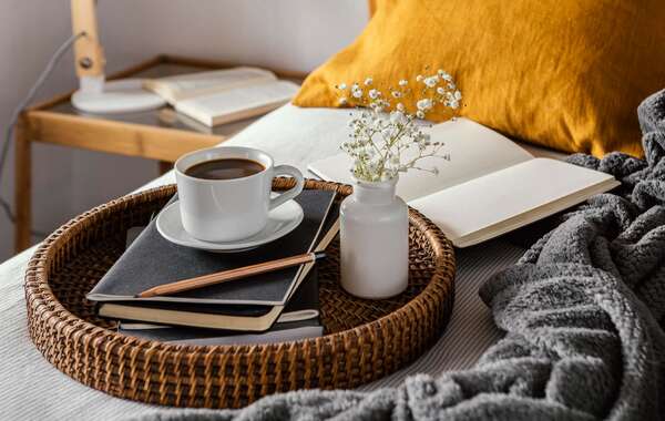 Tavolo ordinato con tazza e quaderno, ambiente tranquillo